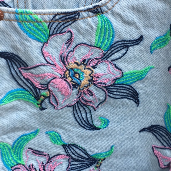 New 501® HIGH RISE FLORAL SHORTS - Picture 2 of 4